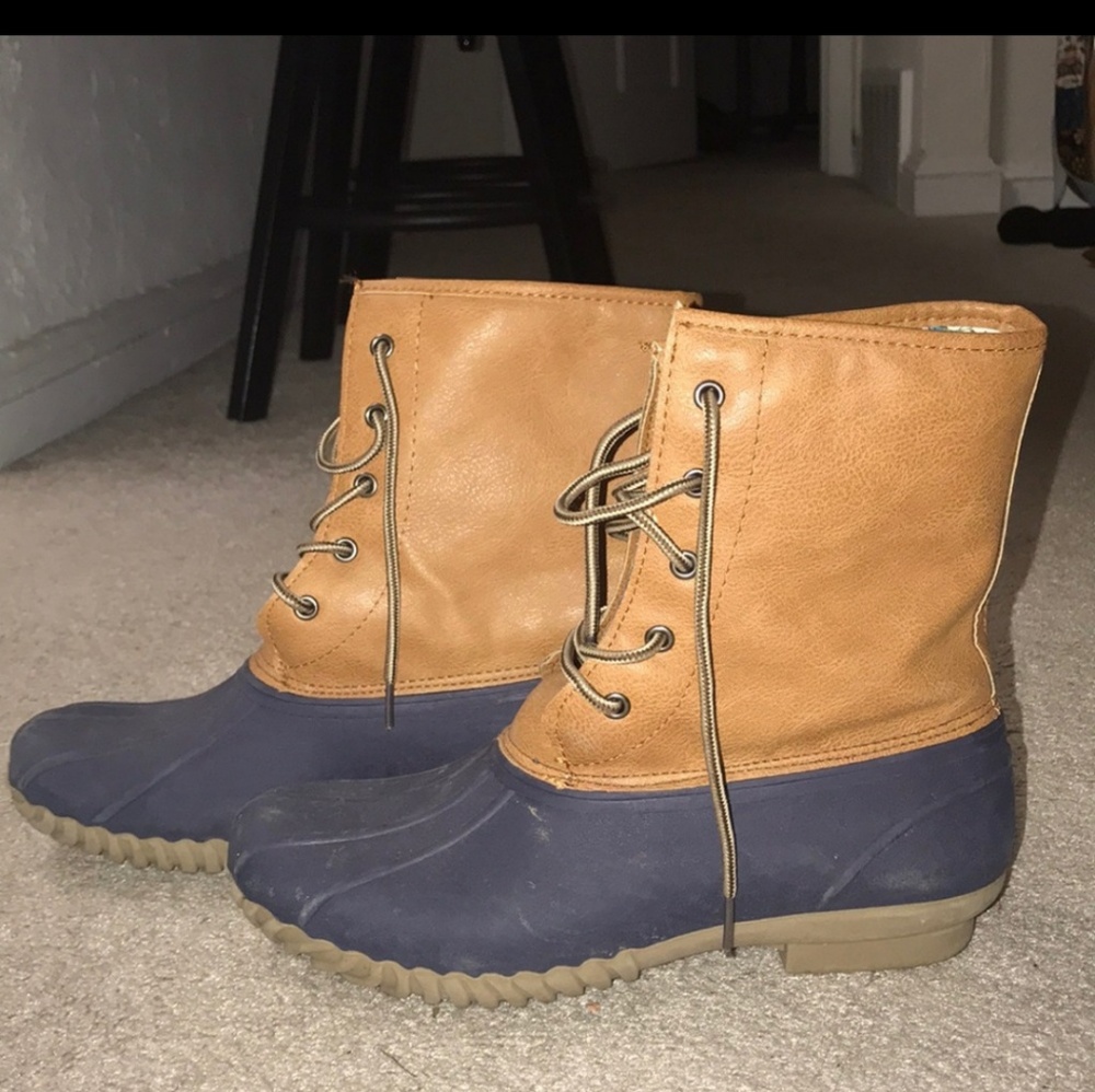 Super cute hardly worn duck boots!